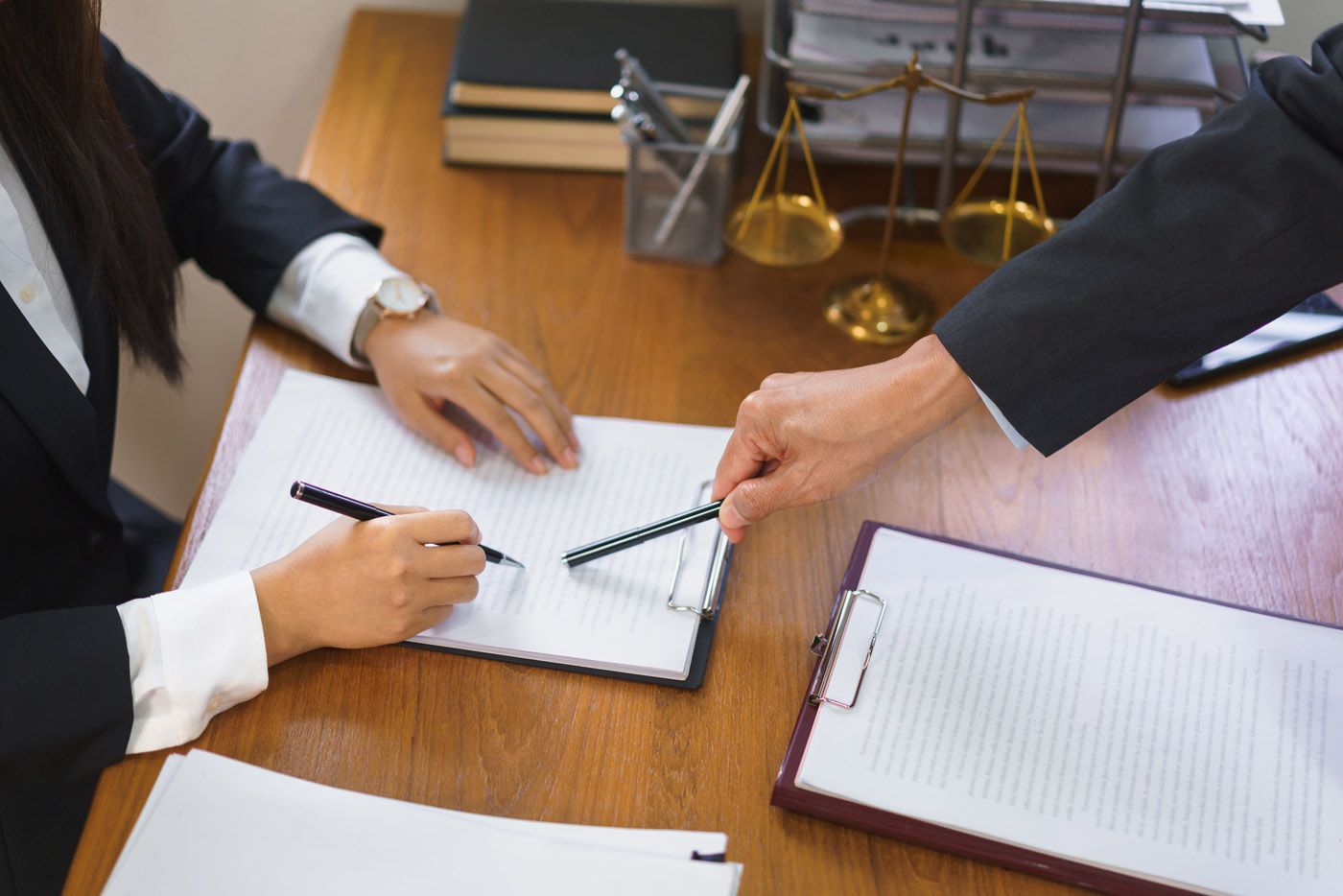 Asesor señalando zona donde firmar en contrato